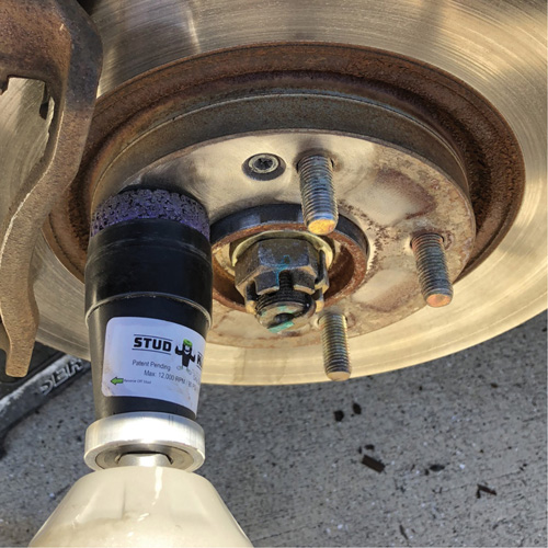 Outil de nettoyage pour moyeux, goujons et roues &agrave; entraînement par chocs STUD KLEEN Pryde Industrial Inc.