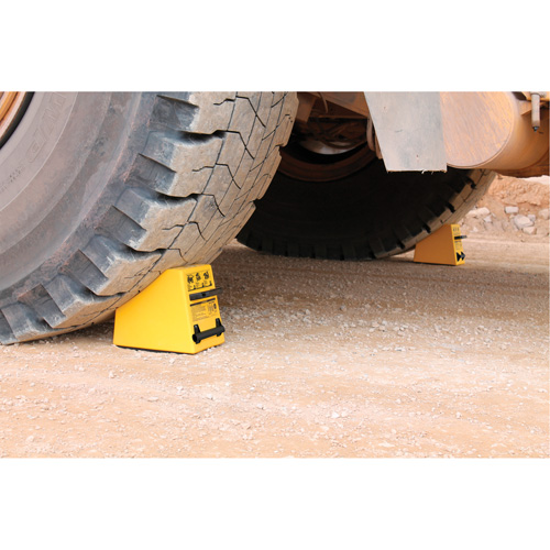 Cale de roue ultra-robuste pour l'exploitation mini&egrave;re Checkers Safety, PEHD, Jaune, 14-1/2" la x 17-1/2" p x 16" h Pryde Industrial Inc.
