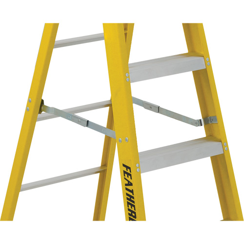 Industrial Heavy-Duty Stepladders (6900 Series), 4', Fibreglass, 300 lbs. Capacity, Type 1A Pryde Industrial Inc.
