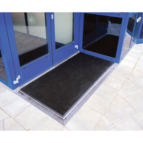 Tapis Gritstop Fingermat, Caoutchouc, Grattoir Type, Motif Textur&eacute;, 2' x 2-2/3', Noir Pryde Industrial Inc.