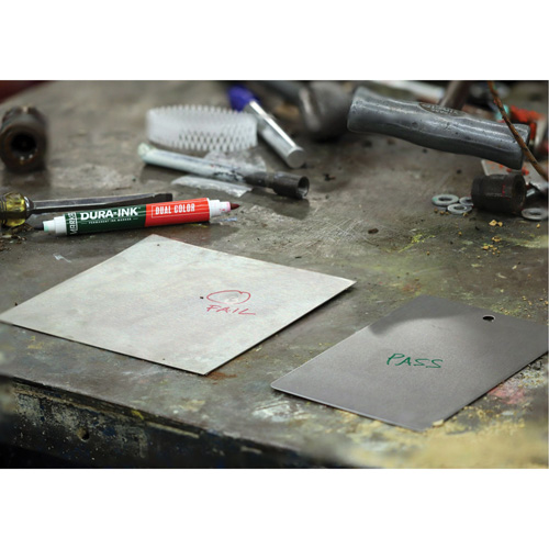 Marqueur &agrave; encre permanente et double couleur Markal Dura-Ink, Vert/Rouge, Pointe Ronde Pryde Industrial Inc.