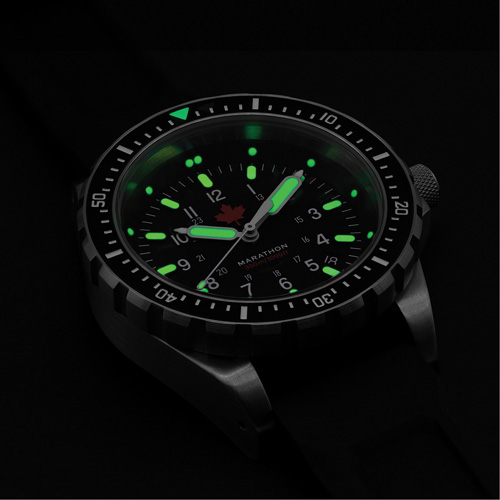 Tr&egrave;s grande montre &agrave; quartz pour plongeur avec feuille d'&eacute;rable rouge, Num&eacute;rique, &agrave; piles, 46 mm, Noir Pryde Industrial Inc.