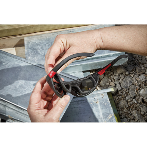 Lunettes de s&eacute;curit&eacute; performantes avec joint, Lentille Noir, Polaris&eacute;, R&eacute;pond ou surpasse la norme CSA Z94.3 Pryde Industrial Inc.