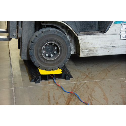 Protecteur de c&acirc;bles en polyur&eacute;thane, 3 canaux, 35,43" lo x 19,69" la x 3" h Pryde Industrial Inc.