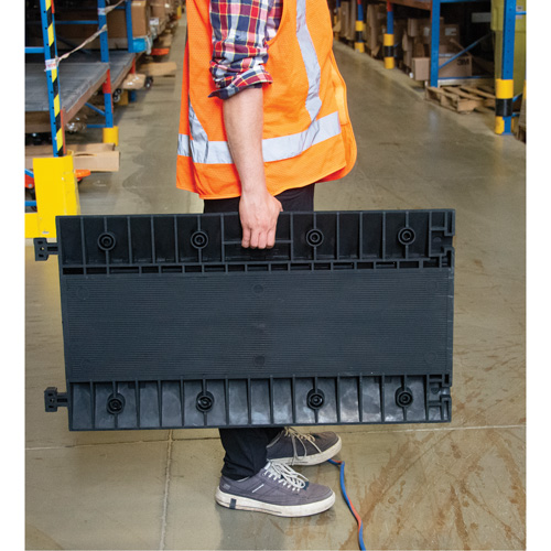 Protecteur de c&acirc;bles en polyur&eacute;thane, 3 canaux, 35,43" lo x 19,69" la x 3" h Pryde Industrial Inc.