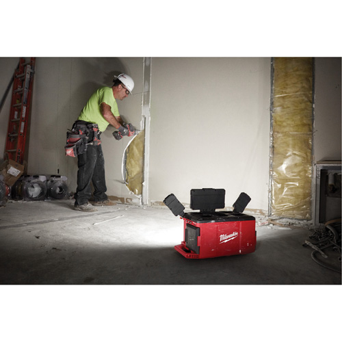 Lampe/chargeur M18 Packout, DEL, 3000 lumens Pryde Industrial Inc.