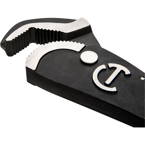 Cl&eacute; bimat&eacute;riau auto-ajustable pour tuyau, Cap des m&acirc;choires 1-1/2", Longueur 12", Fini Oxyde noir, Prise Coussin&eacute;e Pryde Industrial Inc.