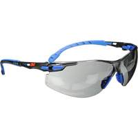 Lunettes de s&eacute;curit&eacute; Solus avec lentilles Scotchgard, Lentille Grise/fum&eacute;e, Antibu&eacute;e, R&eacute;pond ou surpasse la norme CSA Z94.3 Pryde Industrial Inc.