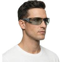 Lunettes de s&eacute;curit&eacute; Adapt Lite, Lentille Int&eacute;rieur/ext&eacute;rieur, Antibu&eacute;e/Anti-&eacute;gratignures, ANSI Z87+/R&eacute;pond ou surpasse la norme CSA Z94.3 Pryde Industrial Inc.