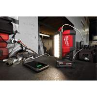 Projecteur &agrave; faisceau large pour entretien et r&eacute;paration avec chargeur USB M12 Rover, DEL, 700 lumens Pryde Industrial Inc.