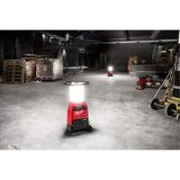 Lampe de chantier M18 Radius et chargeur avec One-Key, DEL, 4800/9000/2500 lumens, Boîtier en Plastique Pryde Industrial Inc.
